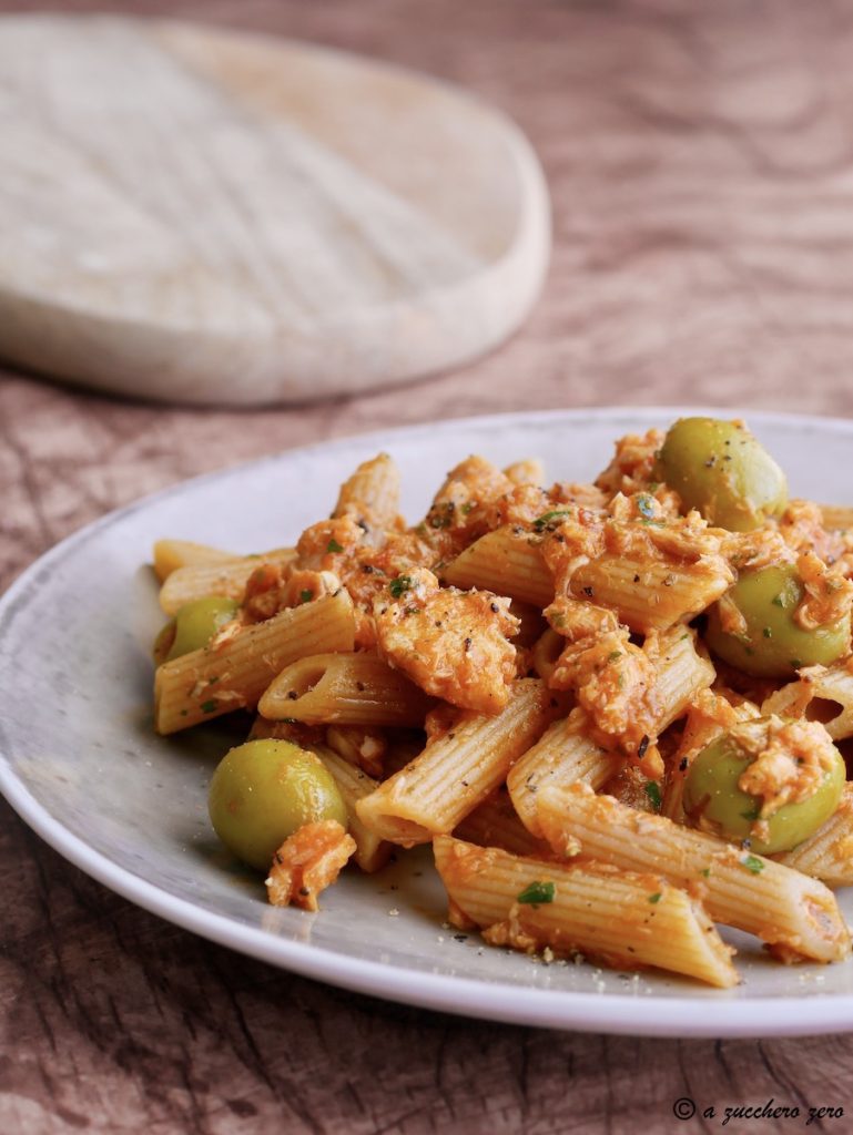 Whole-wheat pasta with light tuna, olives and capers (using light canned tuna)