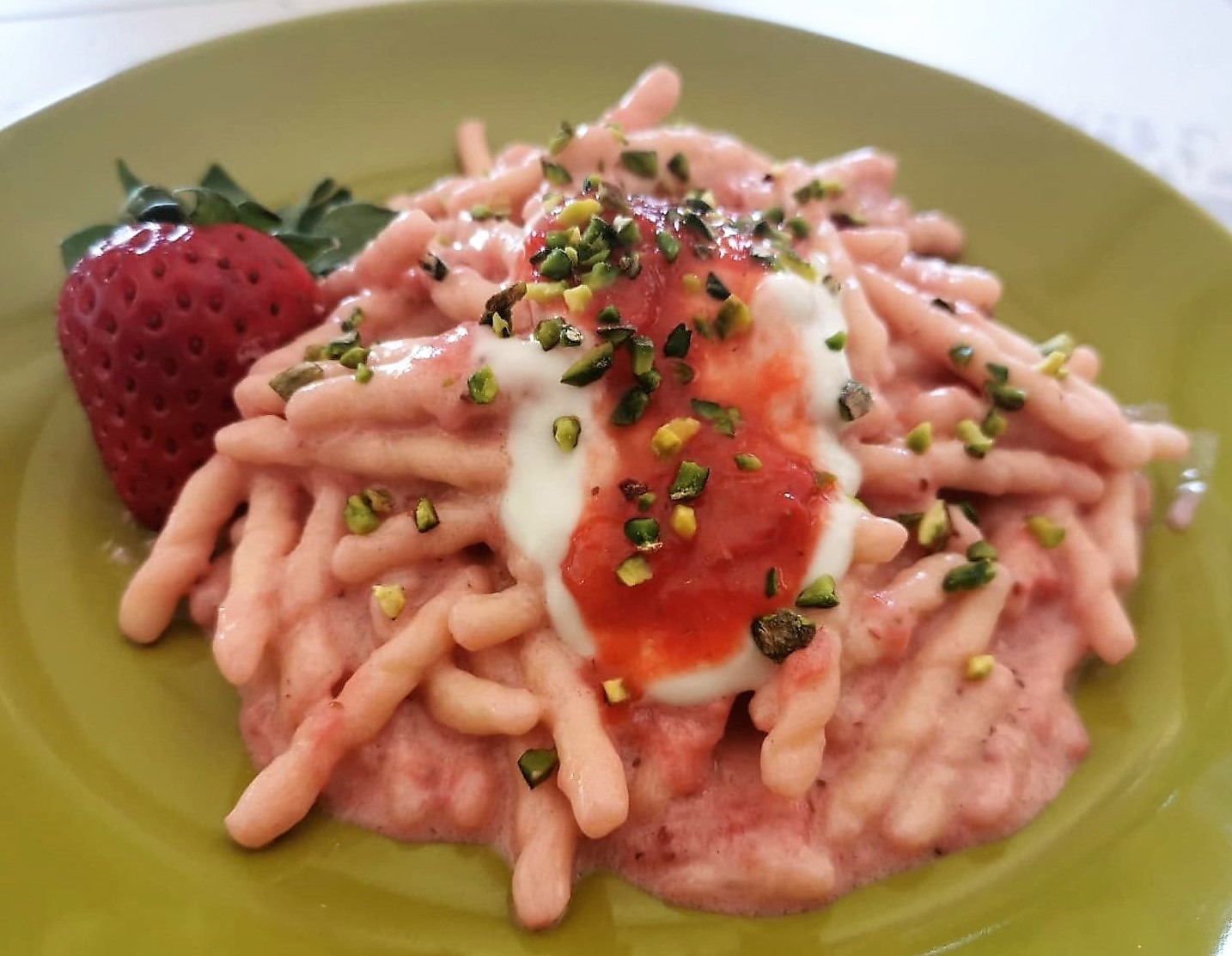 TROFIE WITH STRAWBERRIES, CREAM AND PISTACHIOS