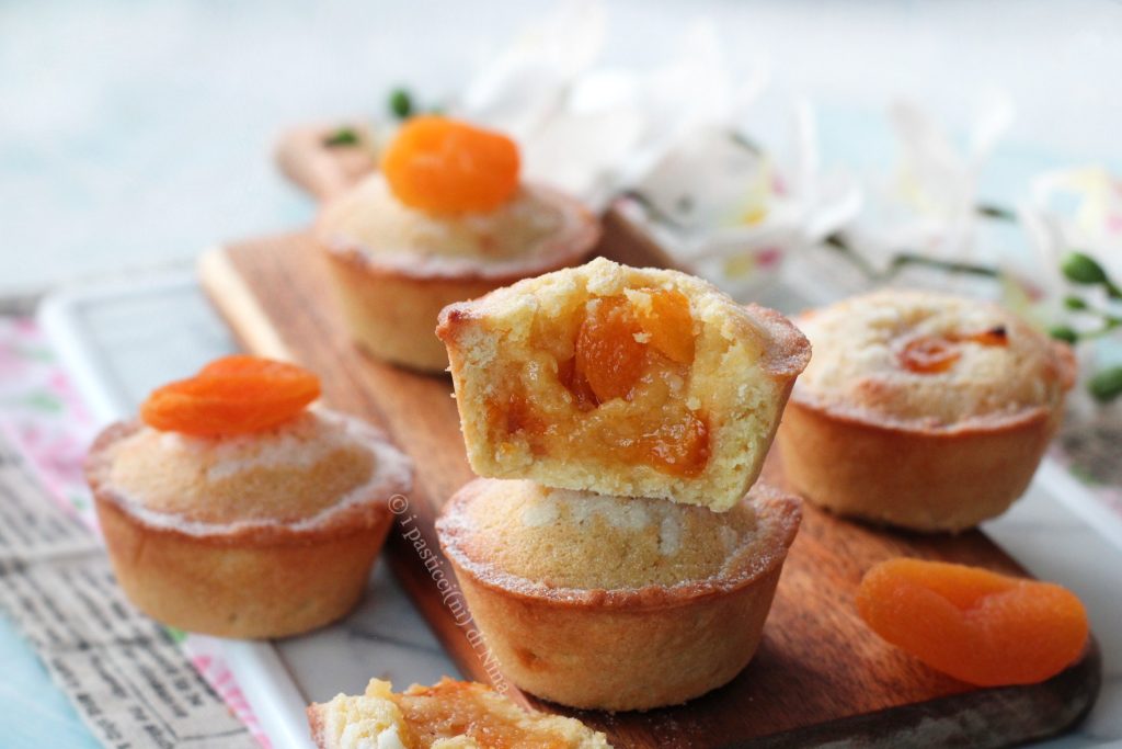 Apricot tartlets with almond frangipane cream - Nina's little pastries