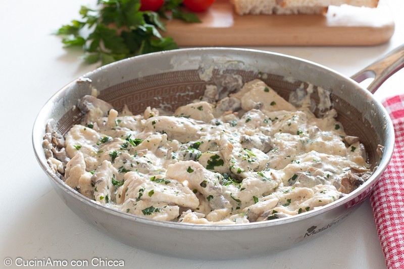 Creamy chicken strips with mushrooms