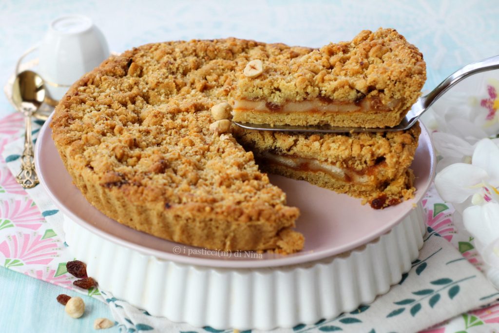 Crumb cake with apricot filling, ladyfingers, raisins and hazelnuts - i Pasticcini di Nina