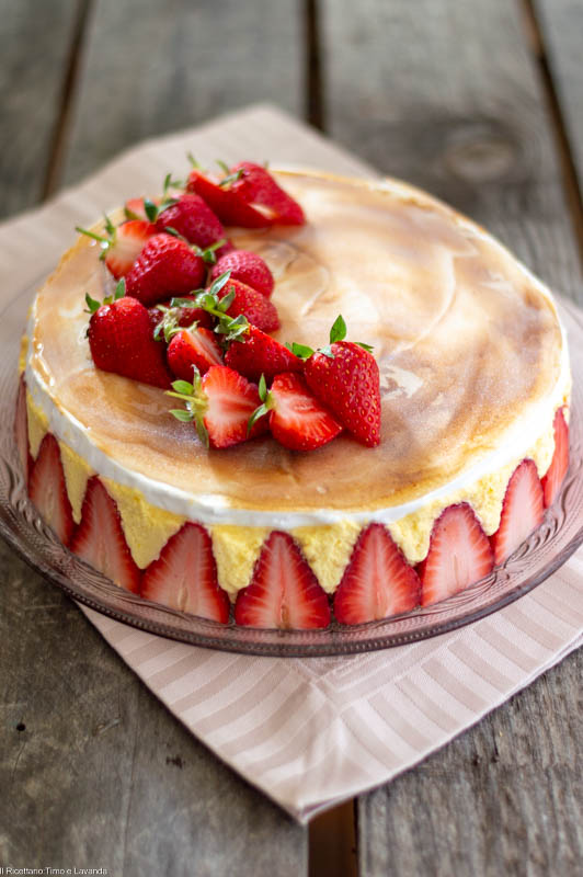 Torta Fraisier intera con fragole fresche sul bordo