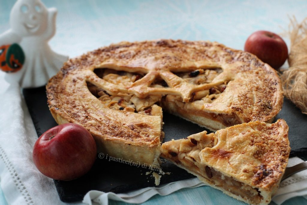 Torta dolce di pasta sfoglia per Halloween feste a tema con mele uvetta e savoiardi i pasticcini di Nina