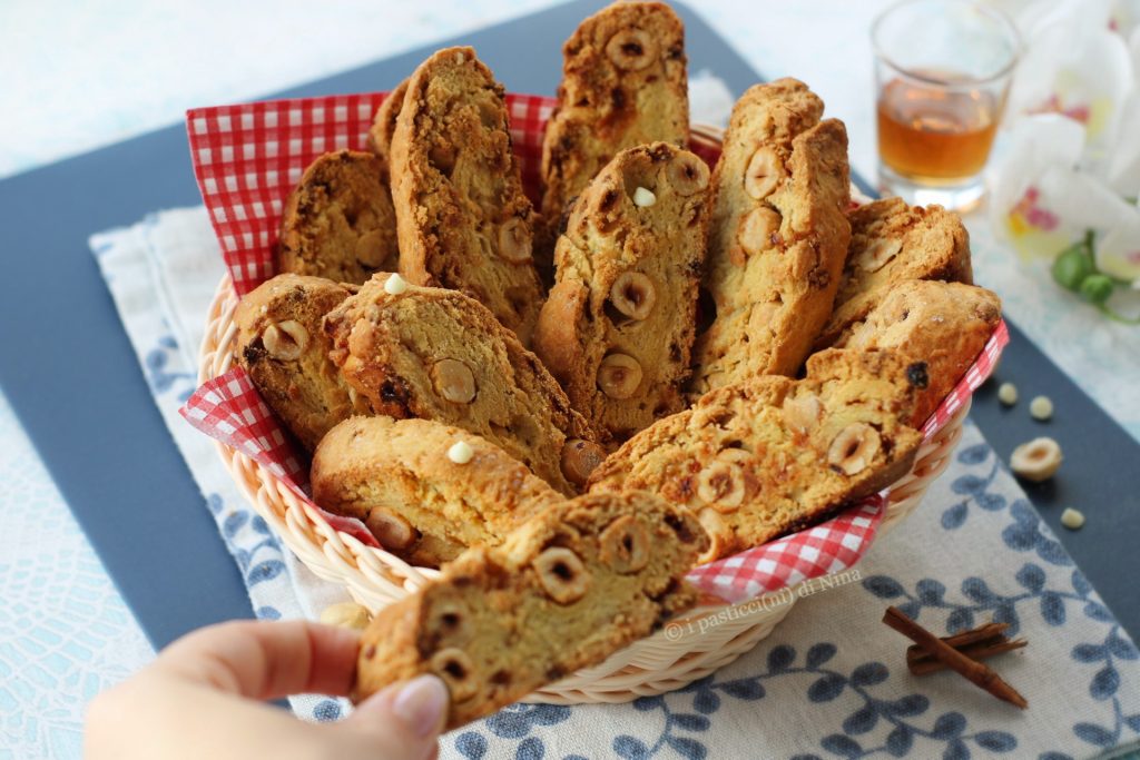 Hazelnut and white chocolate tozzetti without eggs i pasticcini di Nina