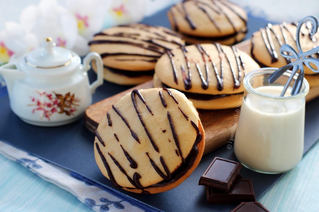 Homemade Chocolate Yo-Yo snacks: a soft, light base and a creamy dark chocolate center - Nina's pastries
