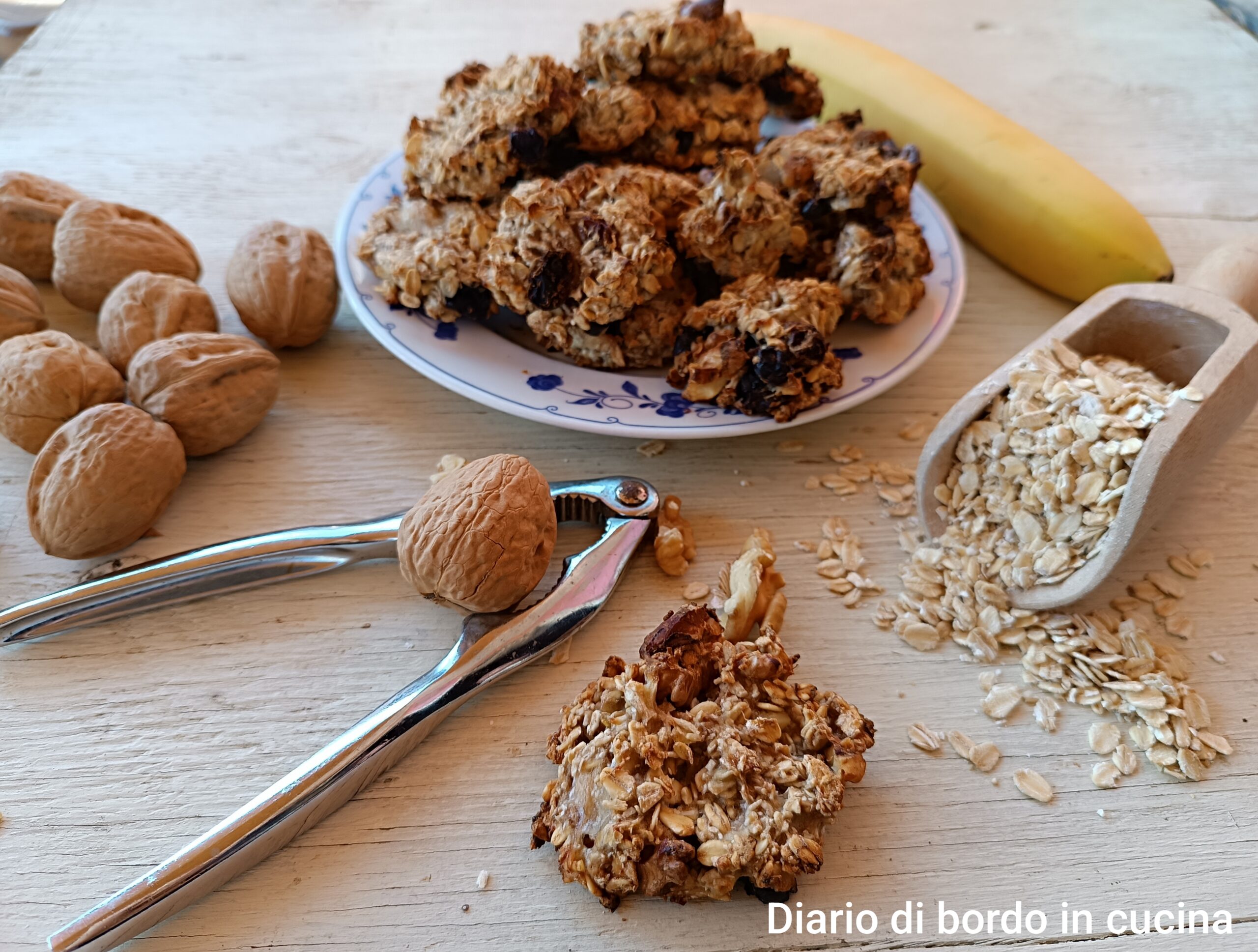 Oat, Banana and Walnut Cookies