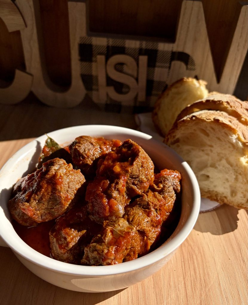 Stew in a soft tomato sauce - the Sunday recipe