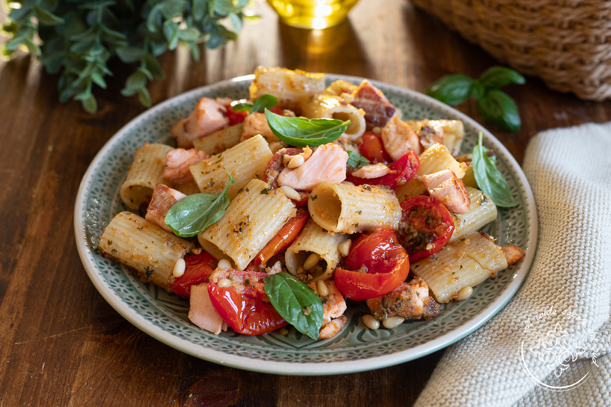 Cold pasta with gratin cherry tomatoes and fresh salmon