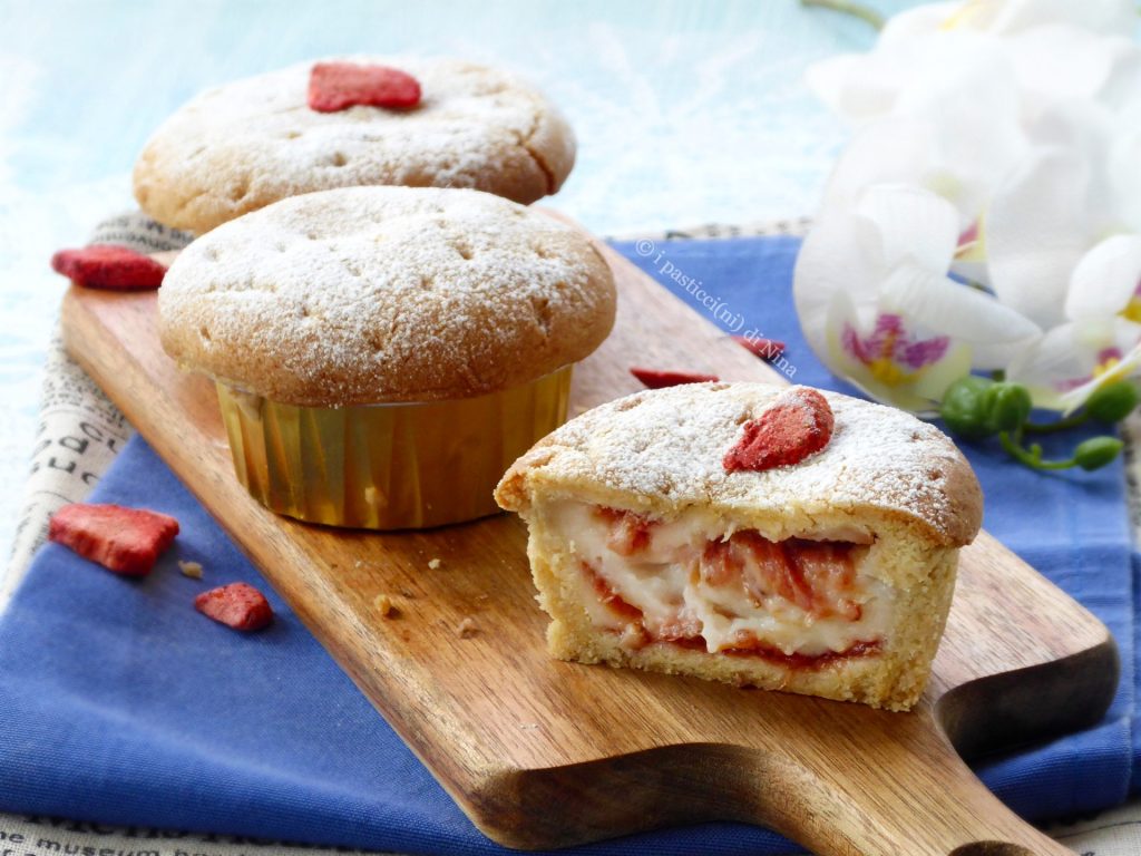 Pasticciotti with milk custard without eggs and strawberries simple recipe i pasticcini di Nina