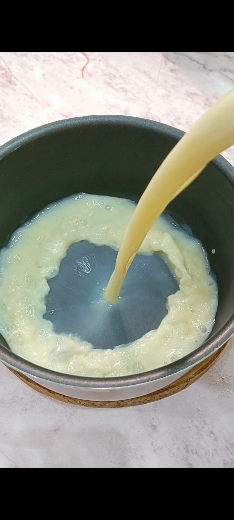 Pour the milk into a saucepan