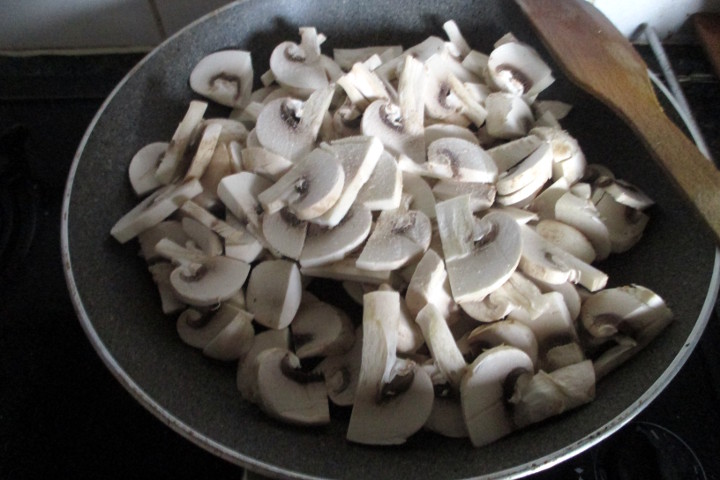 Radicchio and mushroom crepes vegan preparation, Mangia senza Pancia