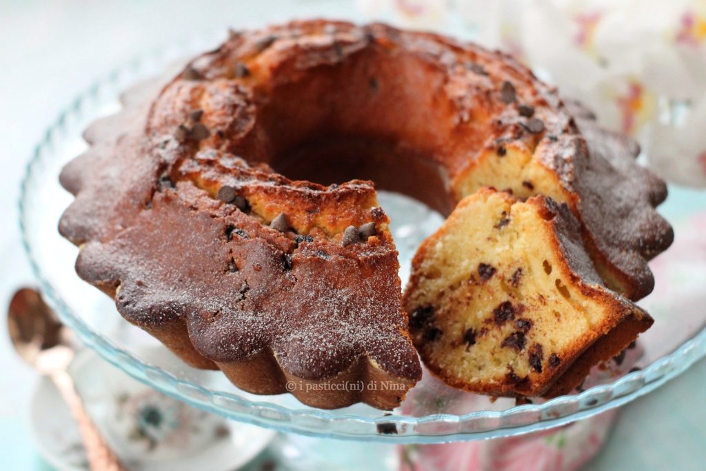Soft bundt cake, light and fluffy, with dark chocolate chips recipe i pasticcini di Nina