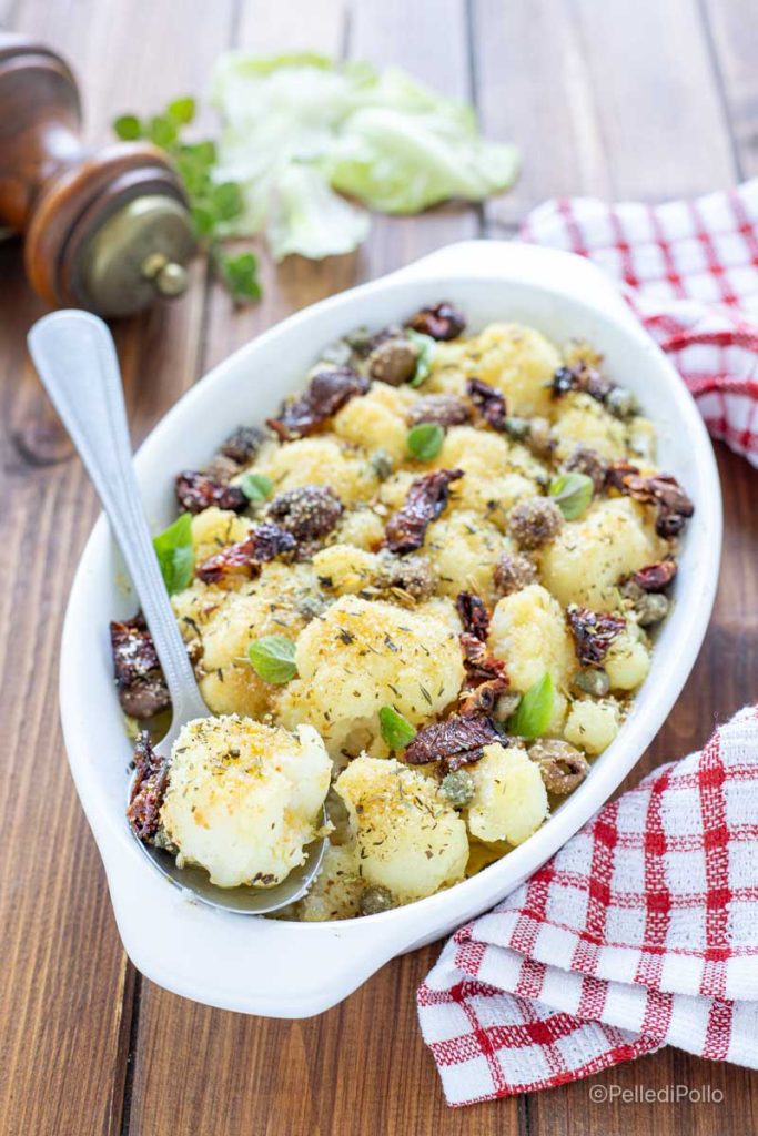 Mediterranean-style cauliflower in the oven