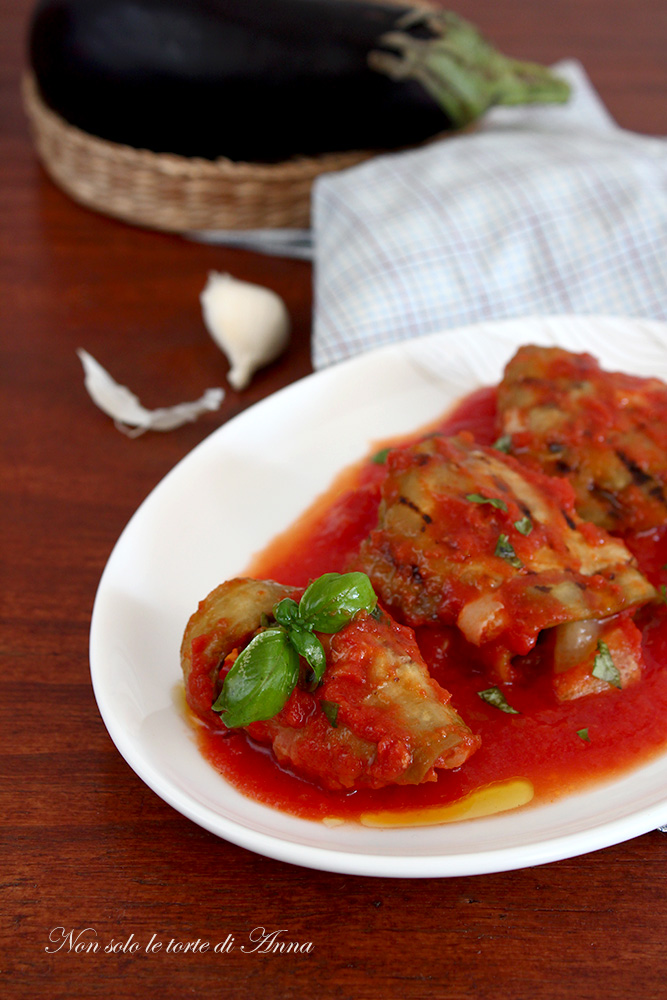 eggplant rolls in tomato sauce