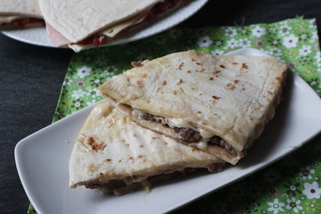 Piadine farcite con carne prosciutto e formaggio