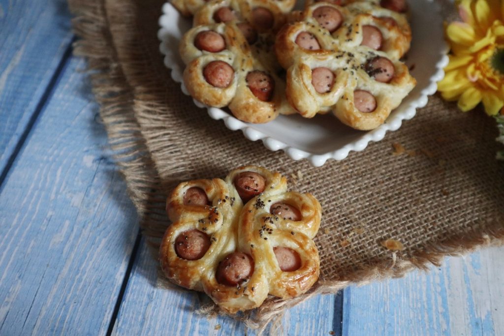 Savory puff pastry flowers