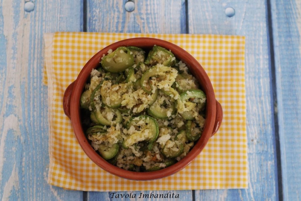 Fried zucchini with breadcrumbs and mint