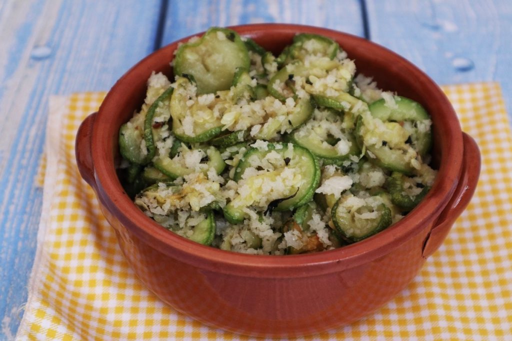 Fried zucchini with breadcrumbs and mint