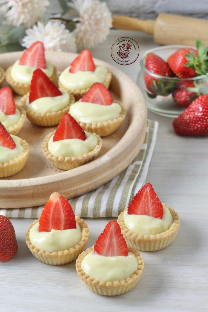 SHORTCRUST TARTLETS WITH CUSTARD AND STRAWBERRIES