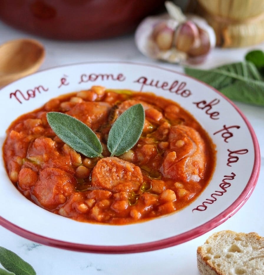Uccelletto Beans with Sausages: the rustic Tuscan recipe that wins everyone over