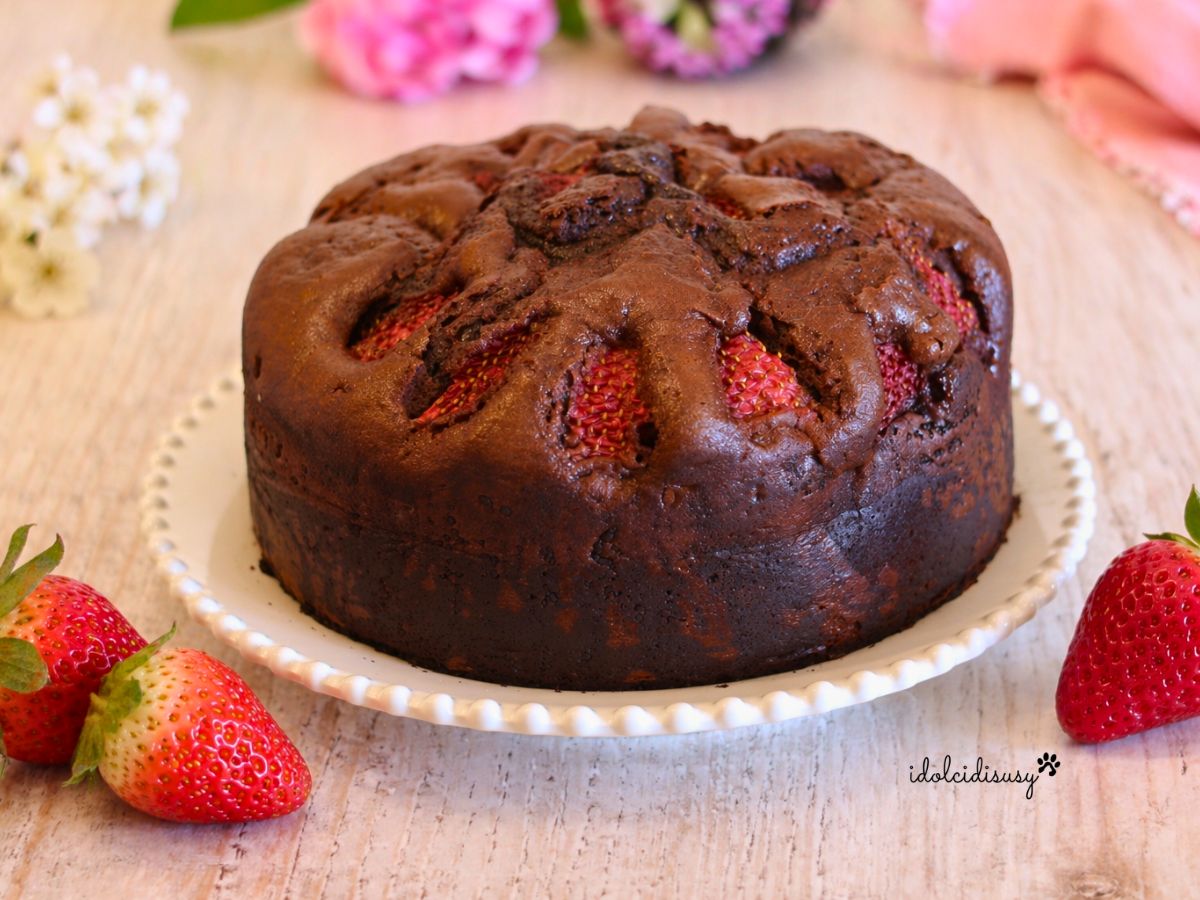 Easy and Soft Chocolate and Strawberry Cake