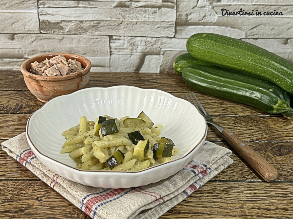 Creamy pasta with zucchini and tuna