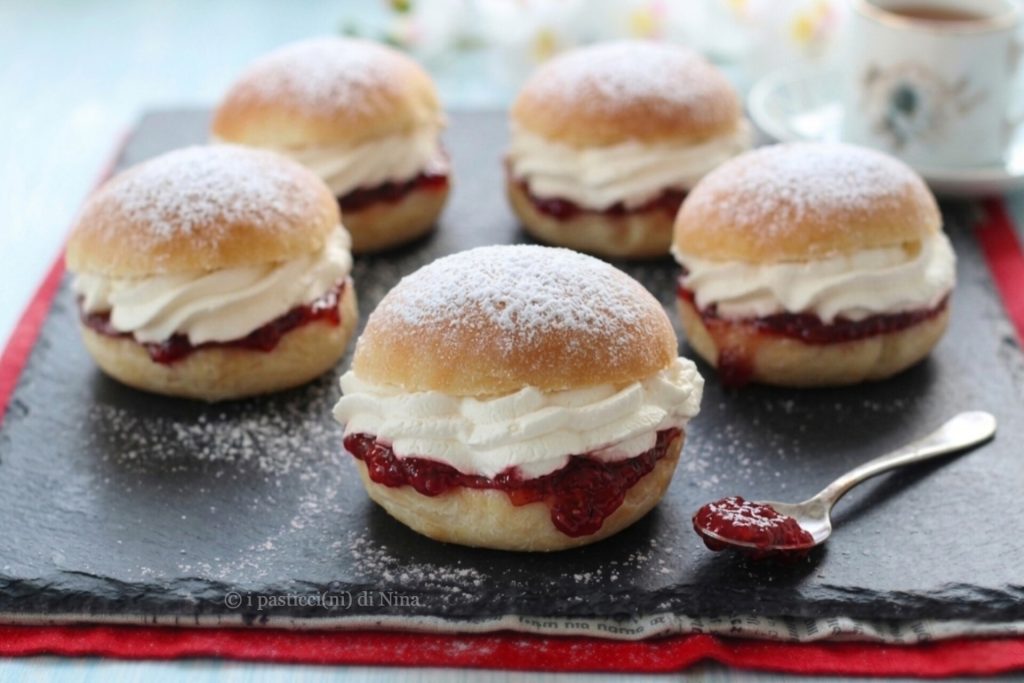 Devonshire split soft English sweet rolls with cream and strawberries recipe i pasticcini di Nina