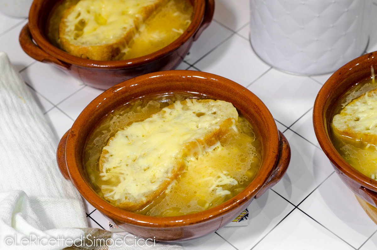 Gratinated French Onion Soup: Easy and Super Flavorful Recipe