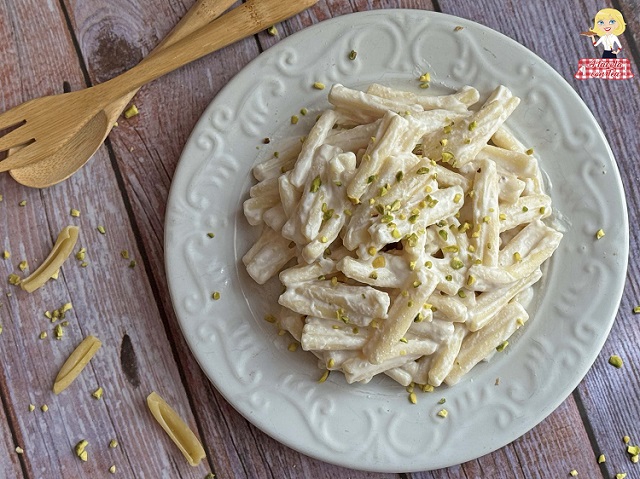 CREAMY RICOTTA AND PISTACHIO PASTA