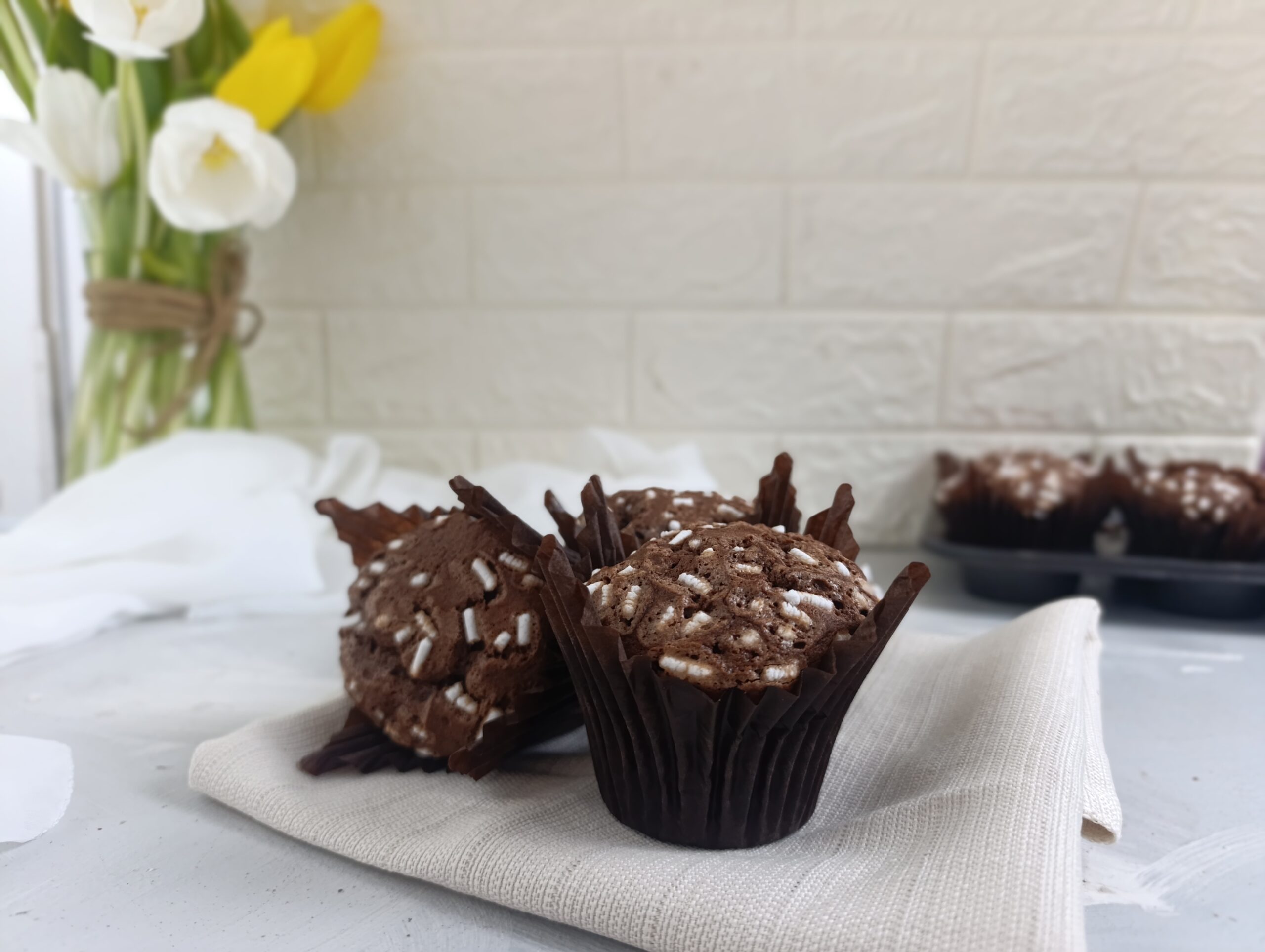 EGG WHITE AND CHOCOLATE MUFFINS