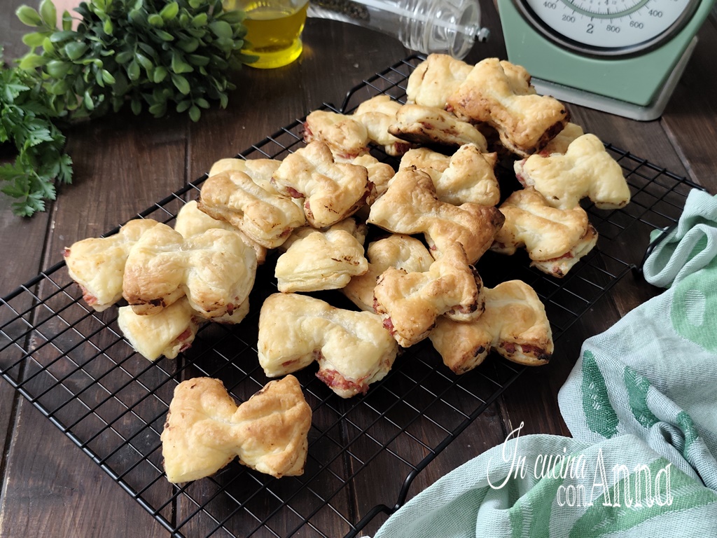 Rustic puff pastry bows