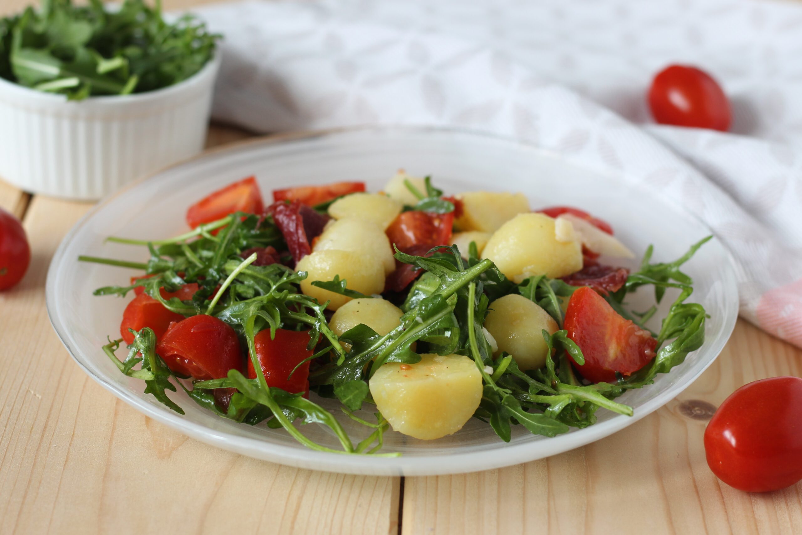 Bresaola salad with potatoes, arugula and cherry tomatoes