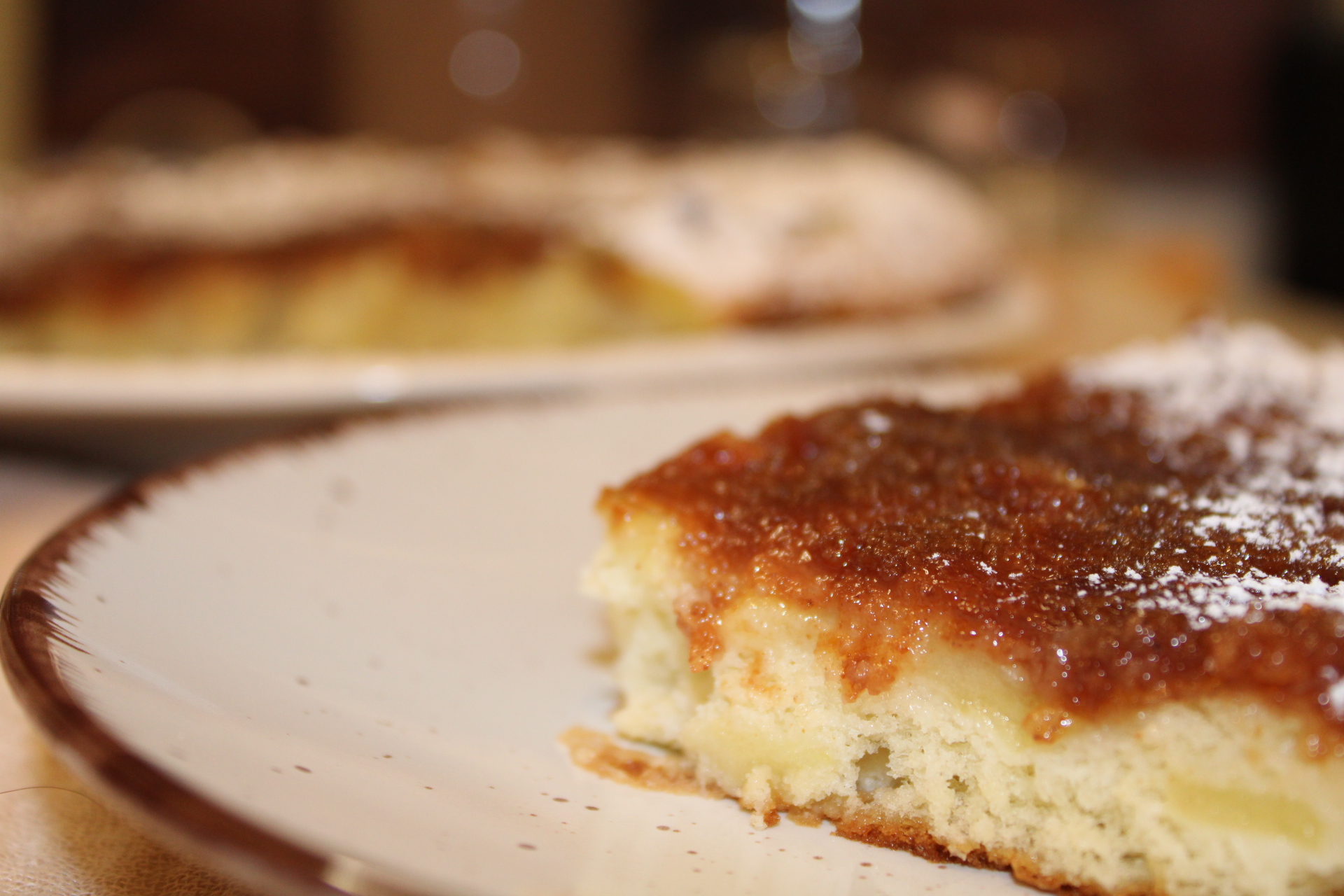 Upside-down apple cake with amaretti and jam.