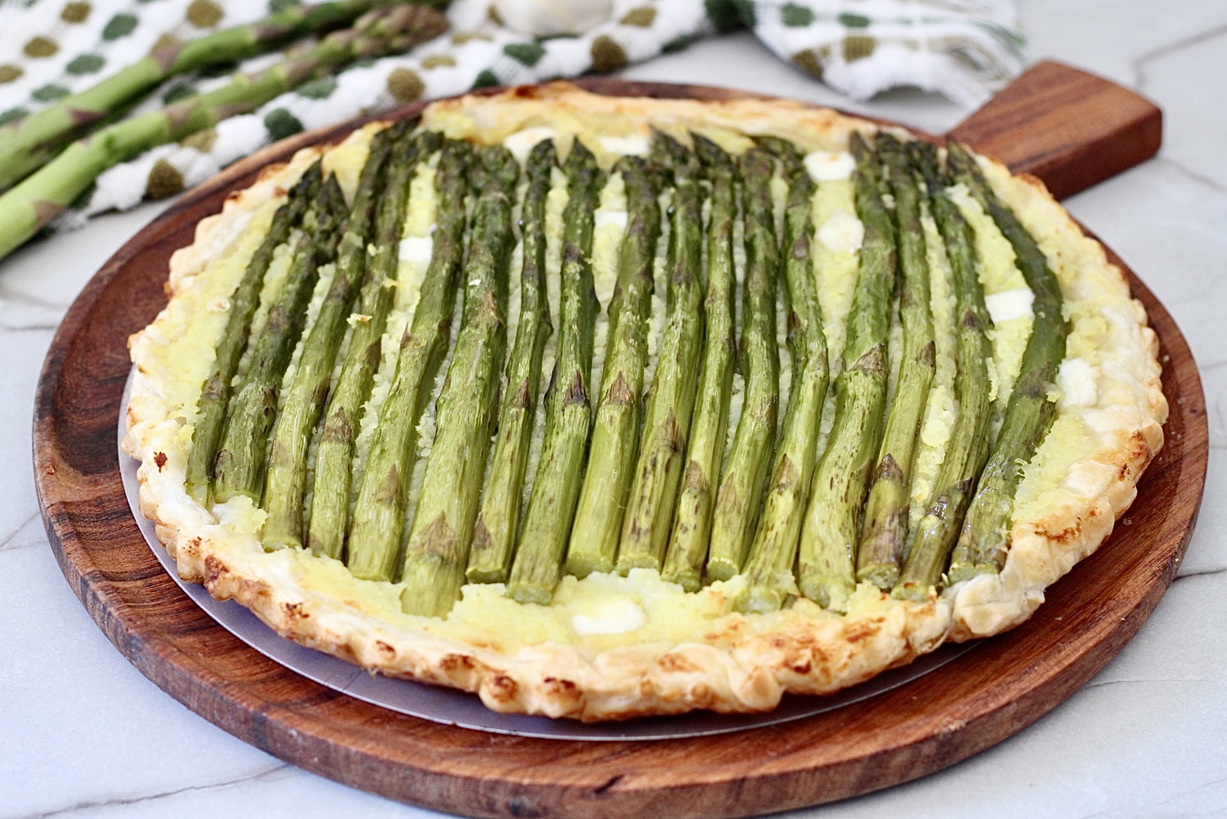 Asparagus tart with cheese and potatoes — few ingredients and dinner is ready.