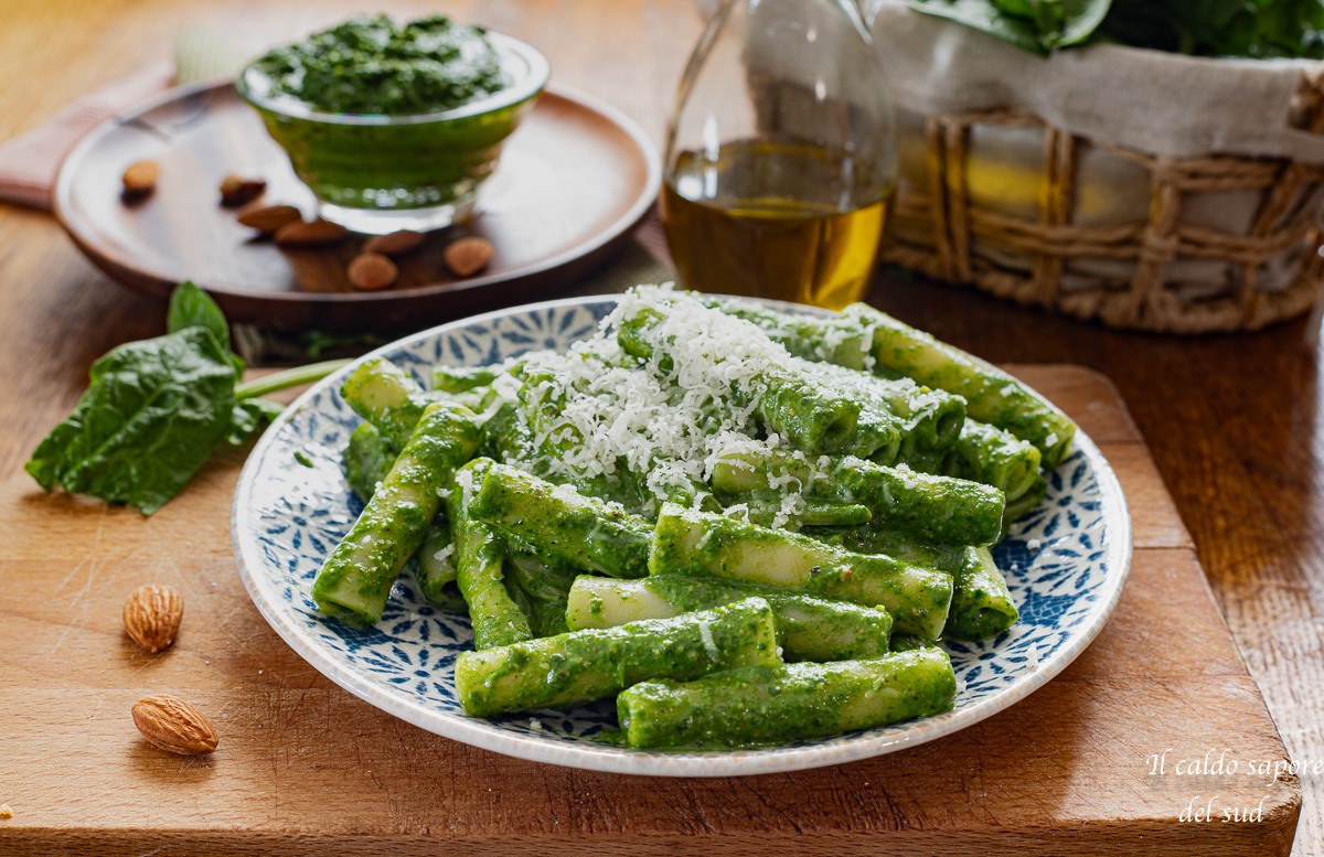 Pasta with Spinach and Almond Pesto