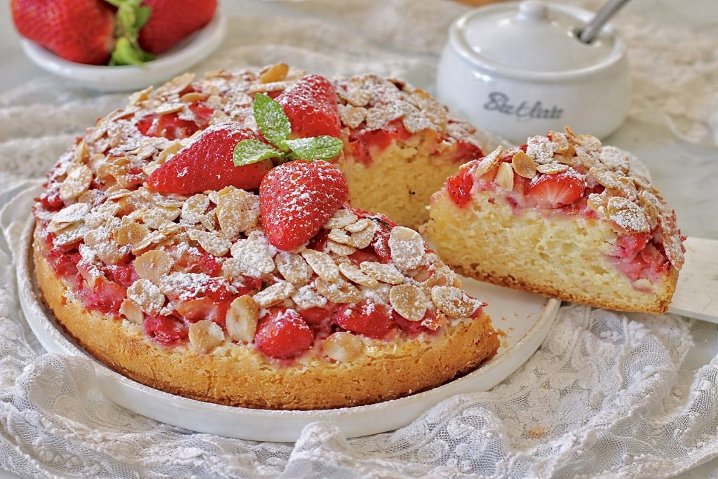 Strawberry and yogurt cake, soft and butter-free.