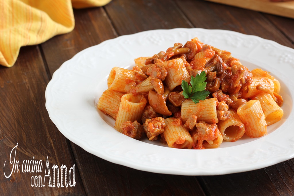 Pasta with sausage and mushroom sauce