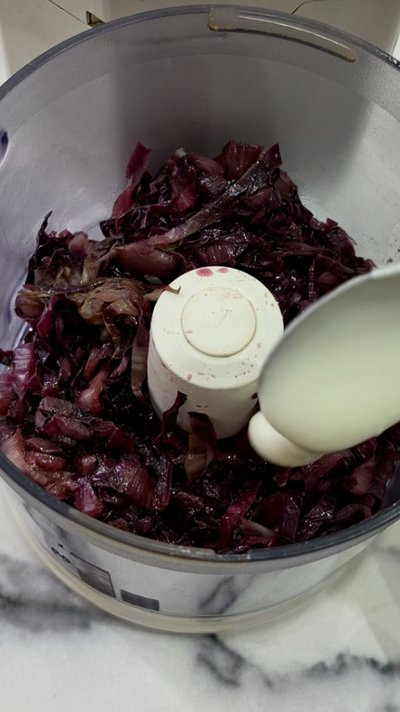We blend the radicchio with the yogurt