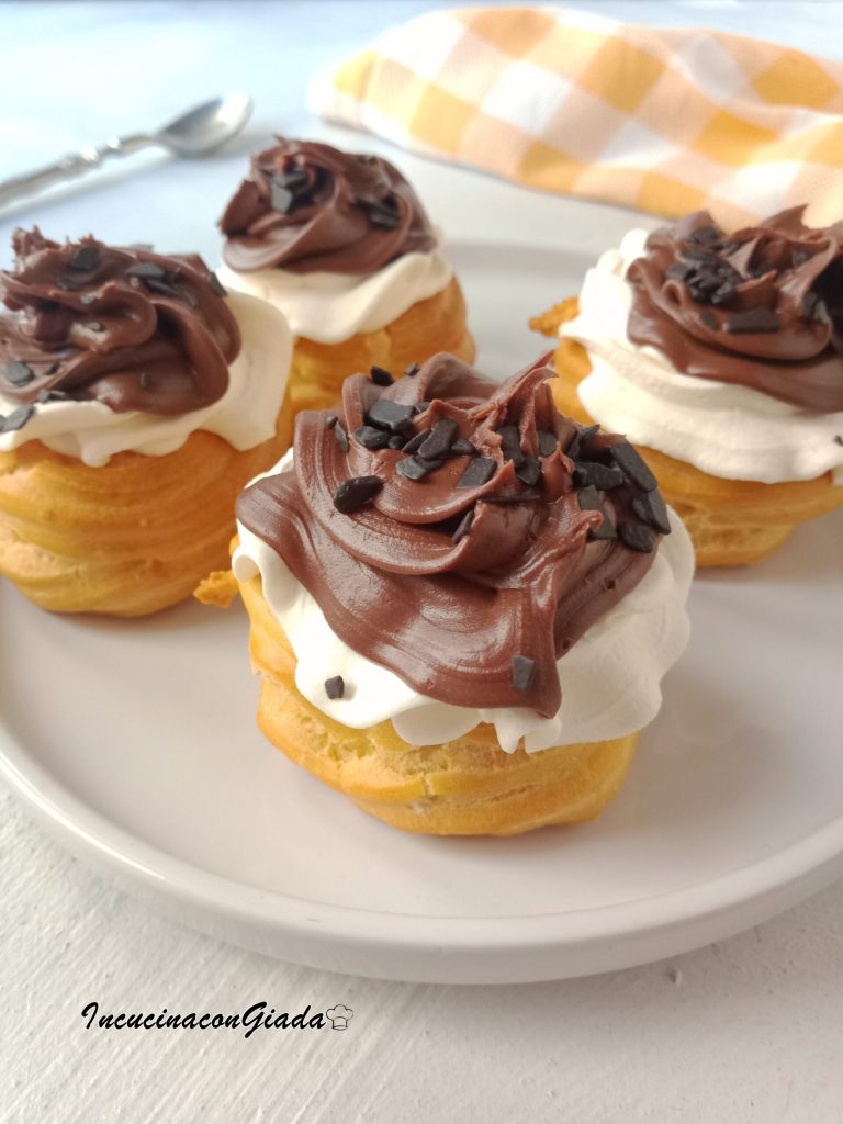 Mini zeppole with cream and Nutella