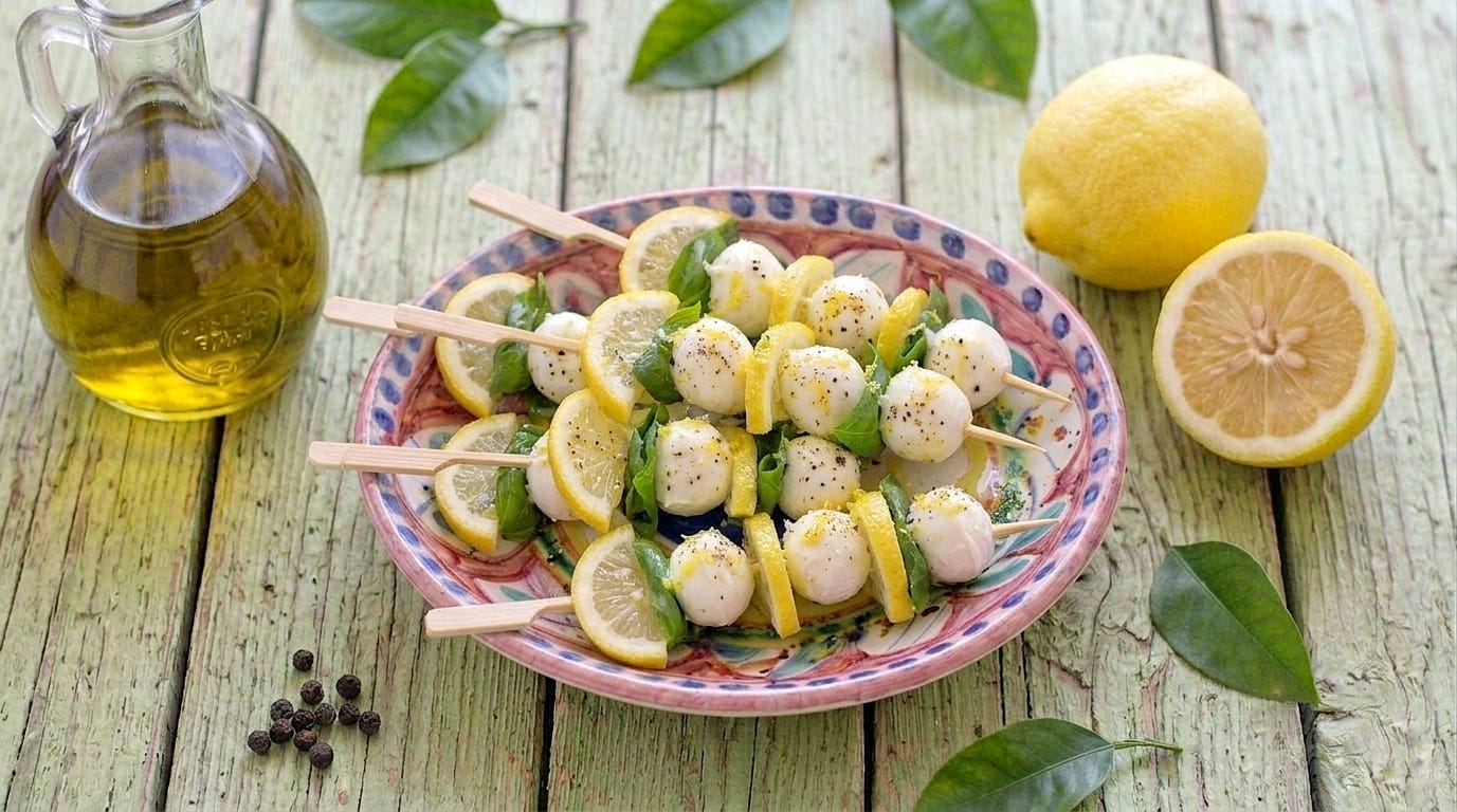 Mini mozzarella, lemon and basil skewers: the fresh appetizer everyone loves