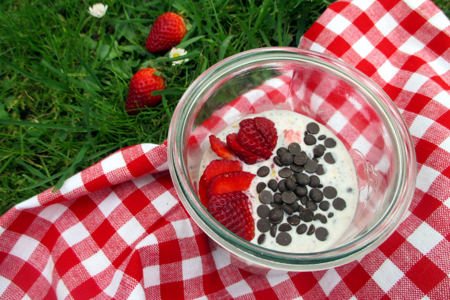 Overnight oats with strawberries and chocolate