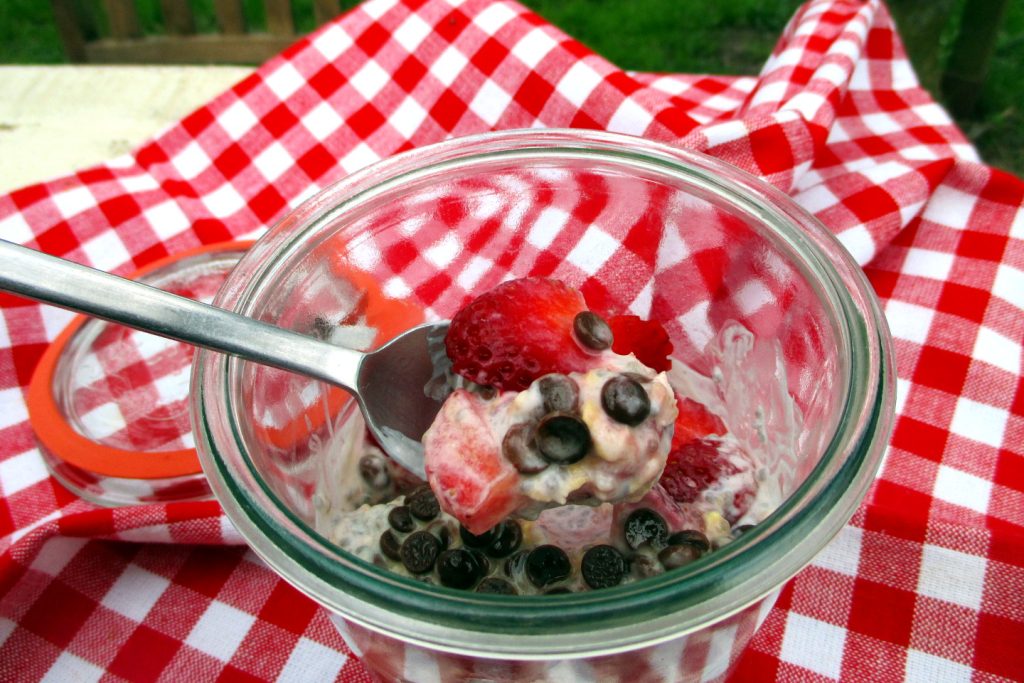 Overnight oats with strawberries and chocolate, Mangia senza Pancia