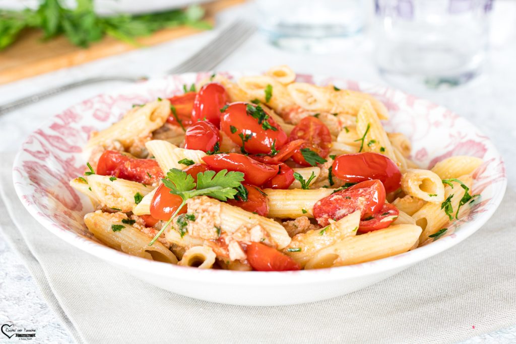Pasta with tuna and cherry tomatoes