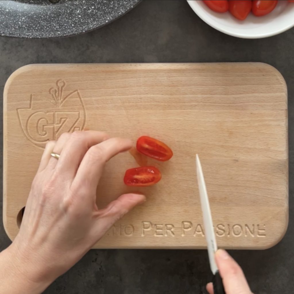 Pasta with cherry tomatoes and Philadelphia
