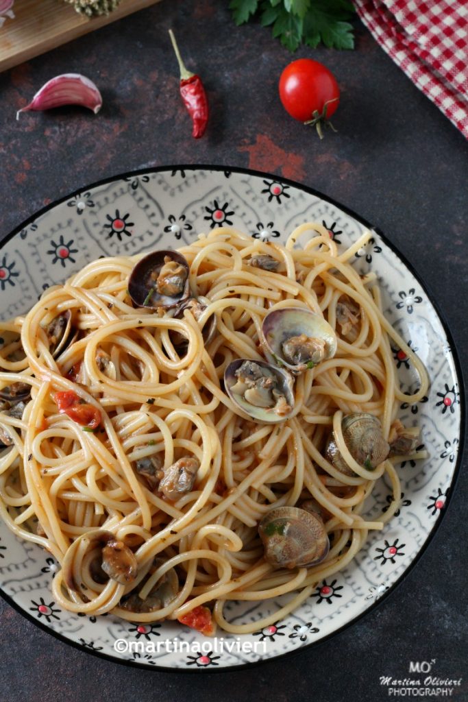 Pasta with clams and cherry tomatoes