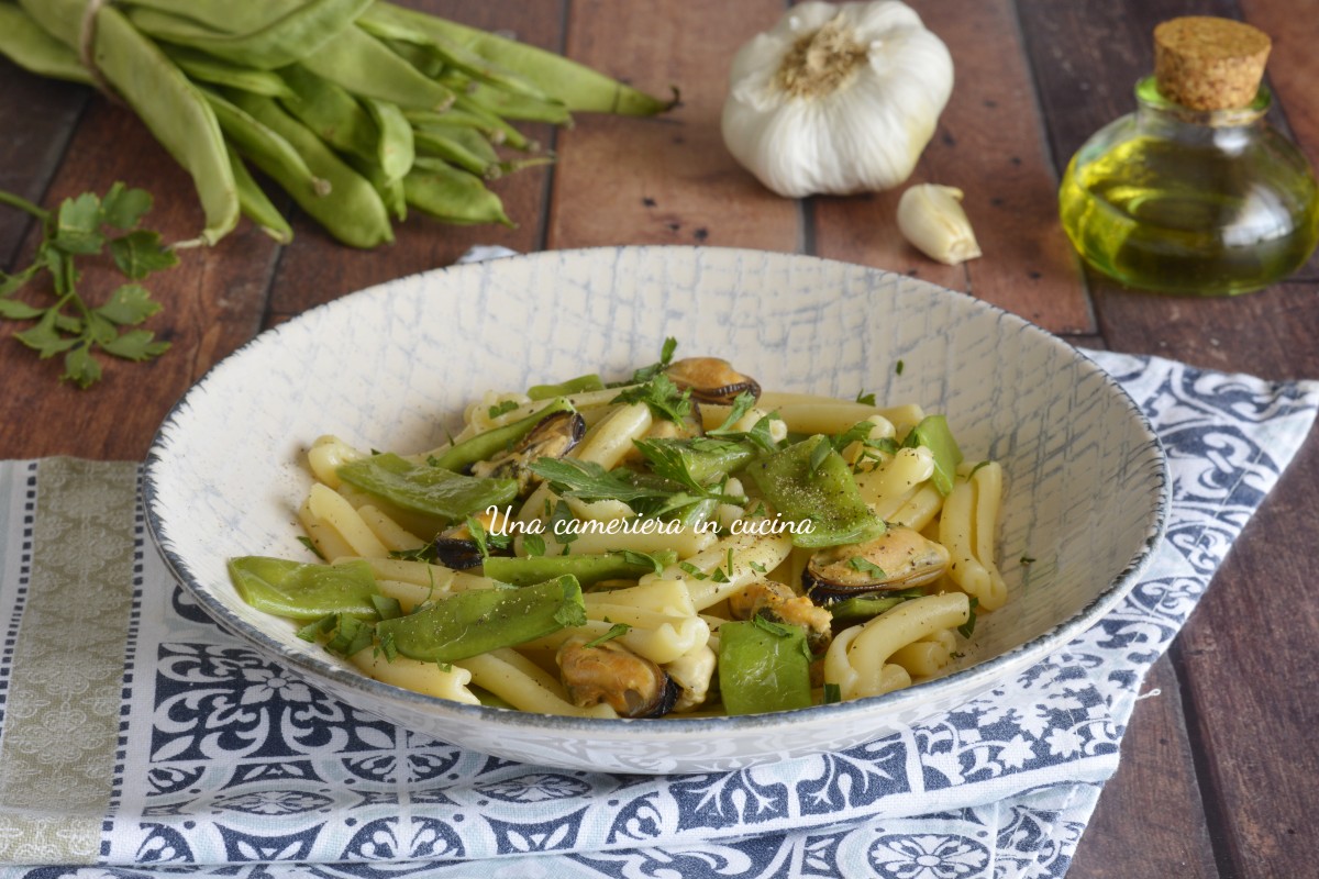 Pasta with flat-podded beans and mussels