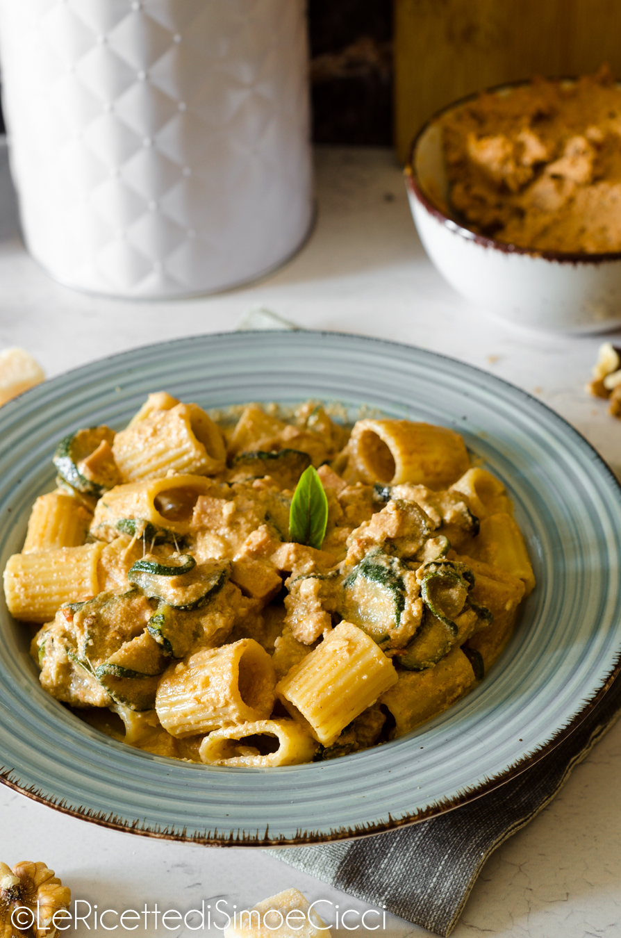 Pasta with walnut pesto, zucchini and ham: creamy and quick first course