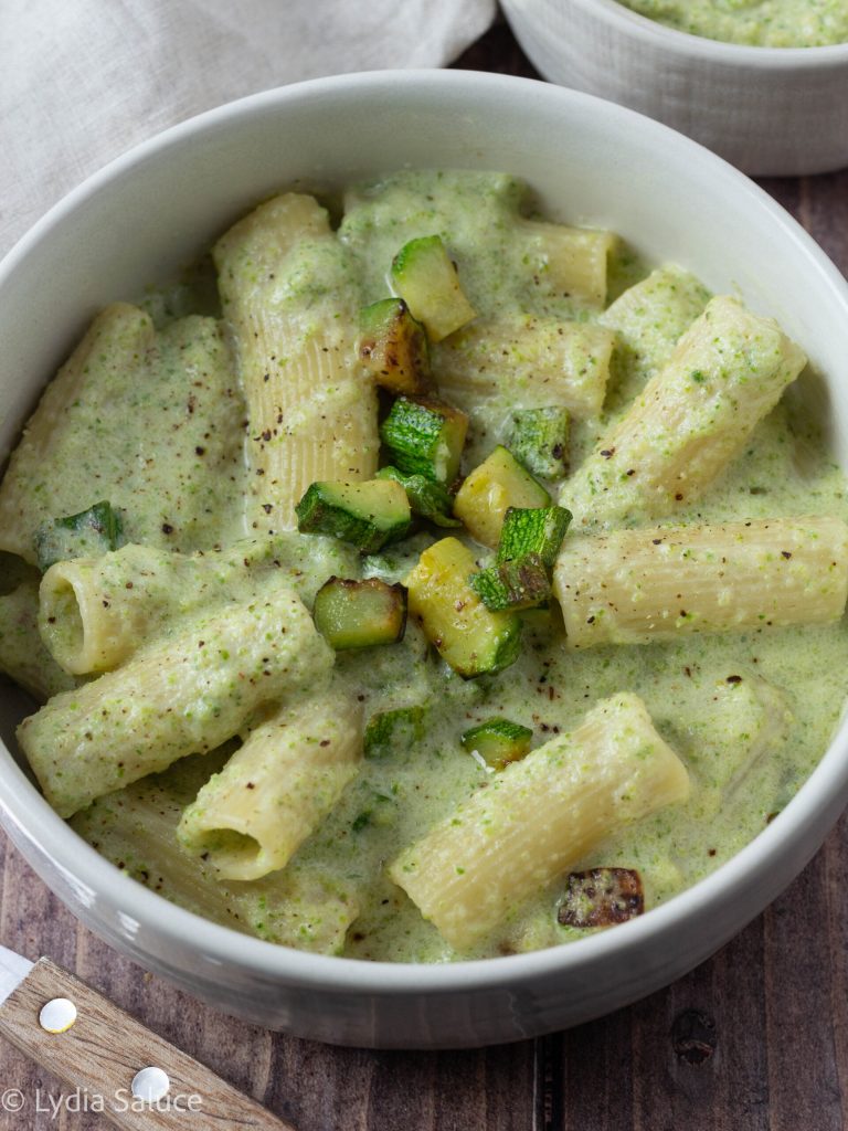 Pasta con crema di zucchine e stracciatella