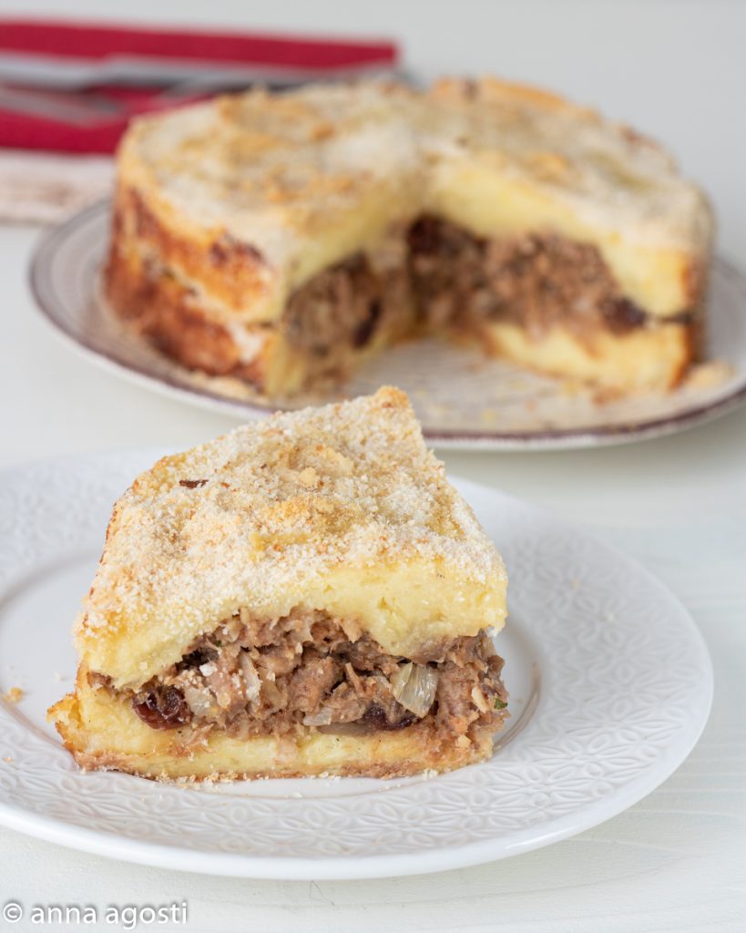 Potato and meat baked pie