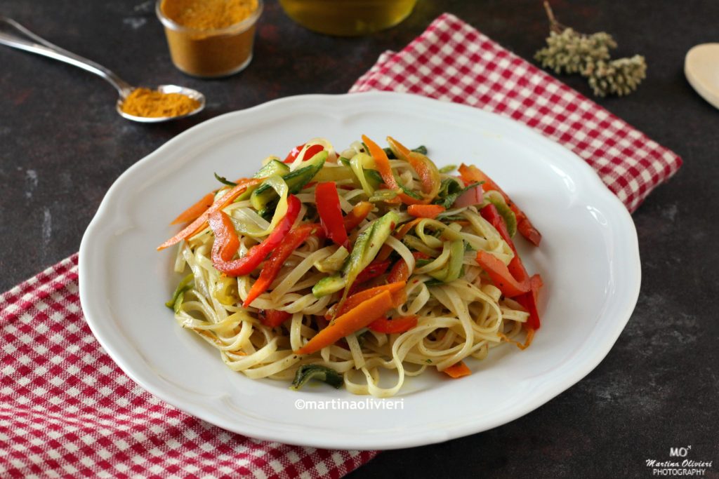 Rice tagliatelline with spiced vegetables